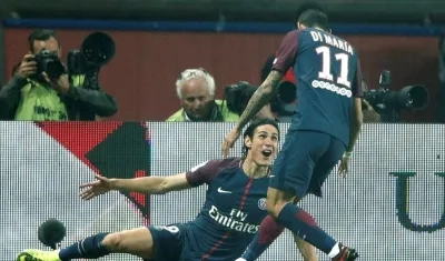 Cavani celebra el primer gol del partido con Di María. 