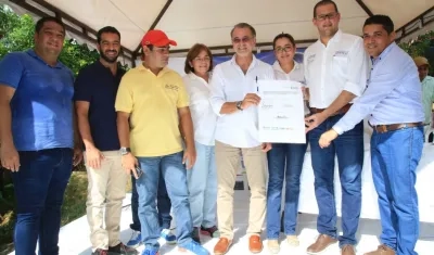 Viceministro de Agua Potable y Saneamiento Básico, Raúl Lacouture, durante la firma de uno de los convenios en el municipio de Puerto Colombia, Atlántico.