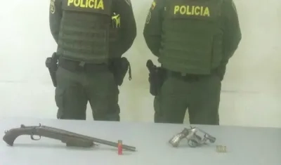Armas halladas a orillas del caño.