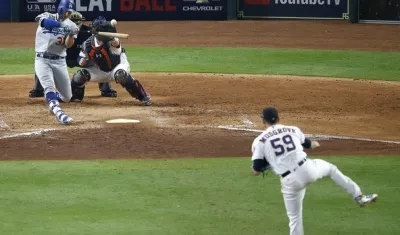 Joc Pederson bateando el jonrón decisivo.