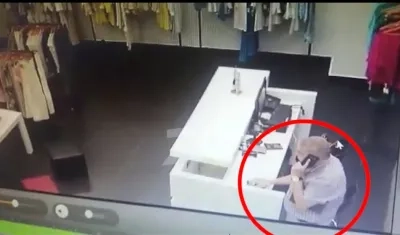 Momento en que el hombre toma los celulares robados.