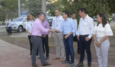 Momentos en que el Presidente Santos saluda al exmandatario de Santa Marta, Carlos Caicedo.