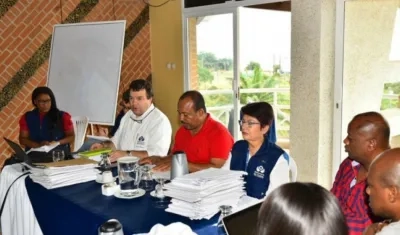 Defensor del Pueblo, Carlos Negret, se reunió con varios funcionarios en Tumaco.