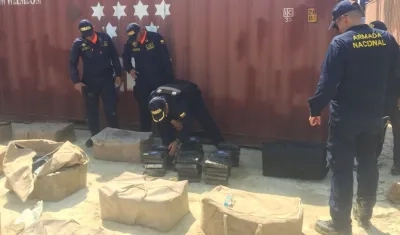 Inspección a la droga hallada en el Mamonal.