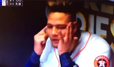 Imagen de televisión en el momento del gesto racista.