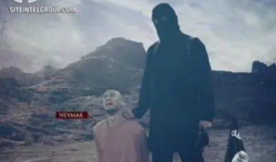 Neymar implorando piedad a un soldado del grupo terrorista.