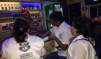 Personal de la Inspección de Policía visitando establecimientos comerciales en Barranquilla.