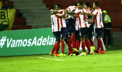 Jugadores de Junior celebran con Matías Mier la apertura del marcador.