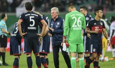 Jupp Heynckes conversa con los jugadores del Bayern. 