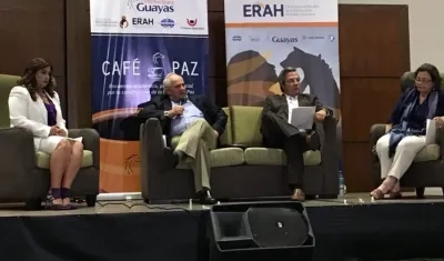 Ernesto Samper conversa con los participantes en el foro Café Paz en Guayaquil, Ecuador.
