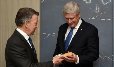 Un balígrafo de la paz le obsequió el Presidente Santos al ex Primer Ministro de Canadá, Stephen Harper, durante el encuentro que sostuvieron este martes en Toronto.