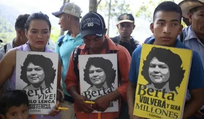 Indígena Lenca sostienen carteles de su máxima líder indígena y ambientalista, Berta Cáceres