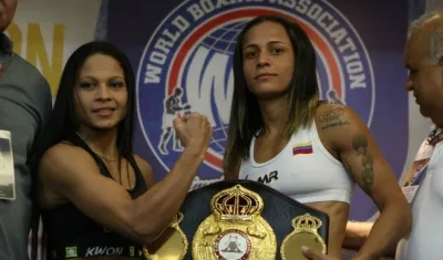 Dayana Cordero y Mayerlin Rivas posan con el cinturón de campeona.