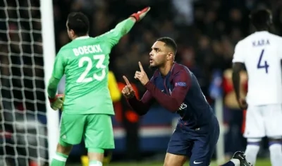 El defensa del París Saint-Germain Layvin Kurzawa (c) celebra después de anotar el cuarto gol de su equipo.