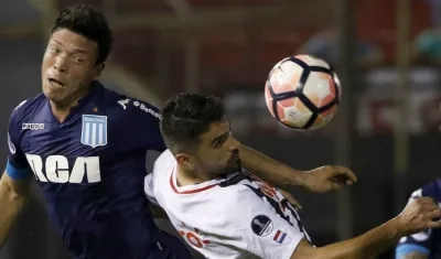 Acción del partido entre Racing y Libertad. 