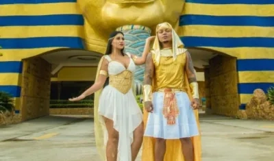 Yuranis León, esposa de Mr. Black junto al cantante en la fachada del motel Indiana en Cartagena.