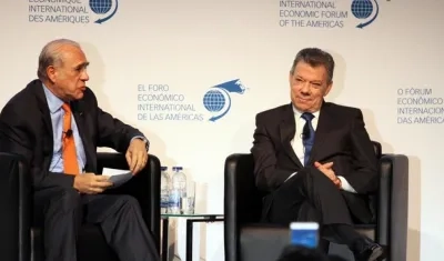 El presidente Santos al lado del secretario general de la Organización para la Cooperación y el Desarrollo Económico (OCDE), el mexicano Ángel Gurría