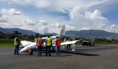 Así quedó la avioneta tras aterrizar de emergencia en el aeropuerto Olaya Herrera.
