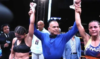 El árbitro del combate dando la decisión final.