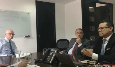 El Ministro de Salud, Alejandro Gaviria; el gobernador del Atlántico, Eduardo Verano y el secretario de Salud Departamental, Armando De La Hoz, durante la reunión.
