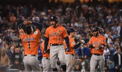 George Springer celebra con sus compañeros el jonrón conectado en la segunda entrada.