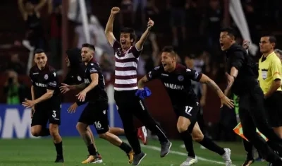 Los jugadores y el cuerpo técnico de Lanús celebrando la clasificación.