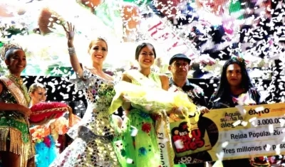 Fefi Mendoza, reina del Carnaval 2017, entregó a Eliana Pagán la corona.