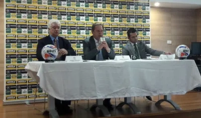 Jorge Perdomo, Ramón Jesurún, en rueda de prensa. 