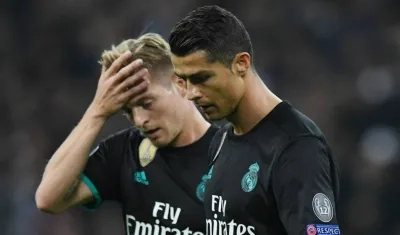Cristiano Ronaldo y Toni Kroos se lamentan tras el partido. 