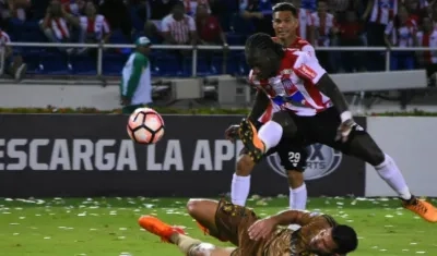 Yimmi Chará en un acción del partido ante Sport Recife. 