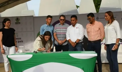 La Directora del ICBF, Karen Abudinen, firmando el convenio.