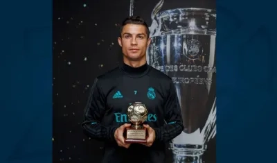 Cristiano Ronaldo sostiene el premio. 