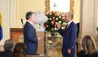 Momento en el que Santos posesiona a Camilo Sánchez, como nuevo Minvivienda.