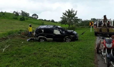 Así quedó la camioneta accidentada en la Vía al Mar.