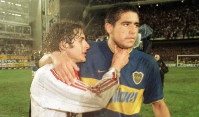 Aimar y Riquelme se saludan tras un clásico. 
