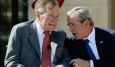 George H. W. Bush y George W. Bush, expresidentes de Estados Unidos.