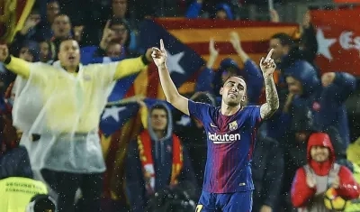 Paco Alcazer celebra una de sus anotaciones. 