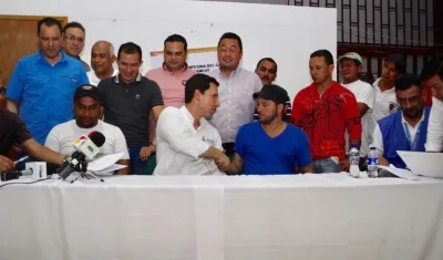 El viceministro Juan Pablo Díaz Granados selló el acuerdo con los campesinos del Catatumbo.
