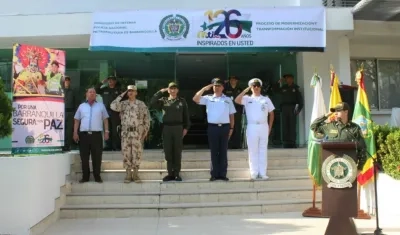Momentos de la izada de bandera frente al comando.