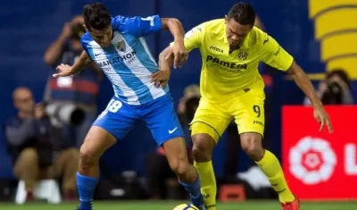Carlos Bacca disputa la pelota con un rival. 