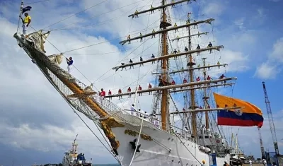 El buque - escuela Gloria de la Armada Nacional.