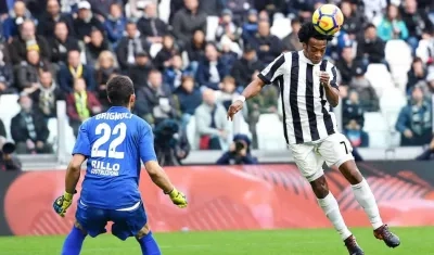 Juan Guillermo Cuadrado marca de golpe de cabeza. 