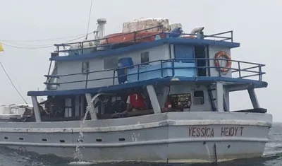 En esta embarcación iban las 11 personas rescatadas en el Océano Pacífico.