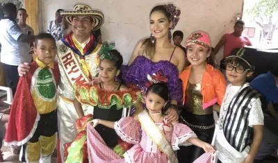 La realeza carnavalera en el barrio El Bosque.