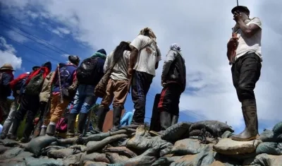 Los indígenas acuerdan con el Gobierno desbloquear una vía del suroeste de Colombia.