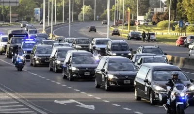 Coches fúnebres trasladan los cuerpos de los cinco argentinos