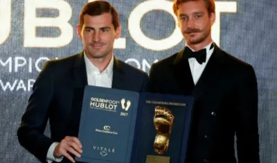 Iker Casillas recibiendo el premio.