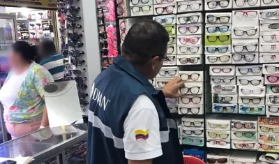 Decomiso de mercancía de gafas en el centro de la ciudad.