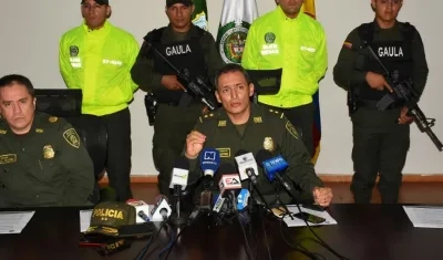 Coronel Raúl Riaño, comandante de la Policía del Atlántico; y el comandante de la Policía Metropolitana de Barranquilla, brigadier general Mariano Botero Coy, durante la rueda de prensa hoy.