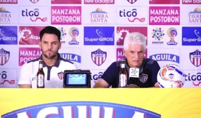 El capitán Sebastián Viera y el técnico Julio Comesaña.
